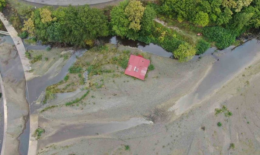 Kastamonu'da sel felaketinin izleri: Sadece çatısı görünür halde kalan bina dikkat çekiyor