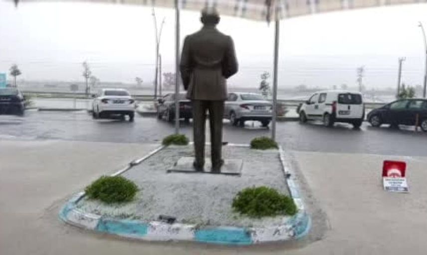 Arsuz'da dolu yağışı sonrası yollar göle döndü, belediye binası su altında kaldı
