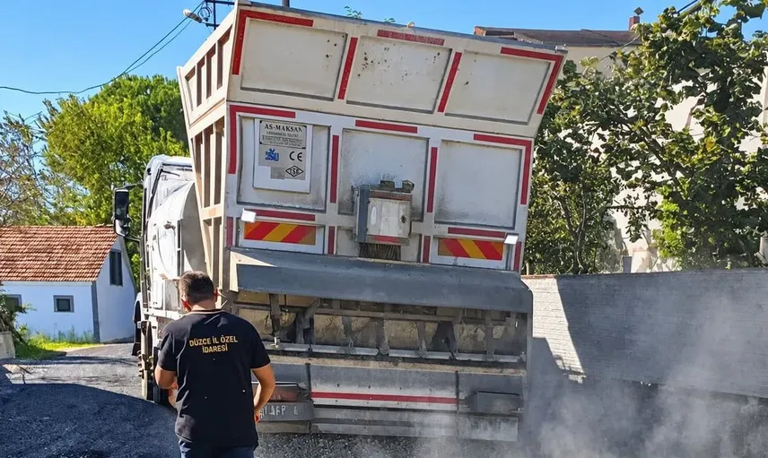 Düzce'de yaka köyü yoluna soğuk asfalt uygulaması yapıldı