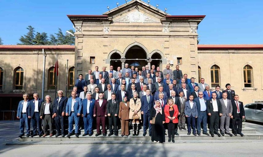 Niğde valisi akmeşe muhtarlarla muhtarlar günü vesilesiyle bir araya geldi