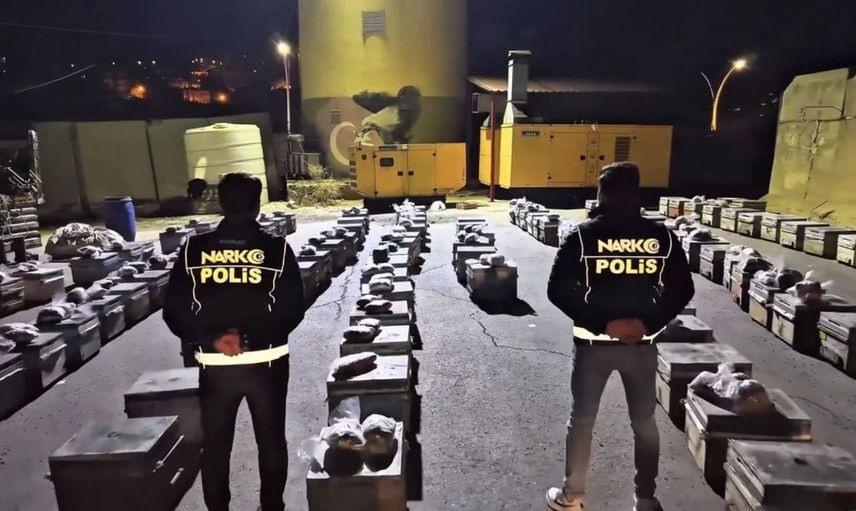 Yüksekova'da arı kovanları arasında ele geçirilen uyuşturucu maddeler dikkat çekti