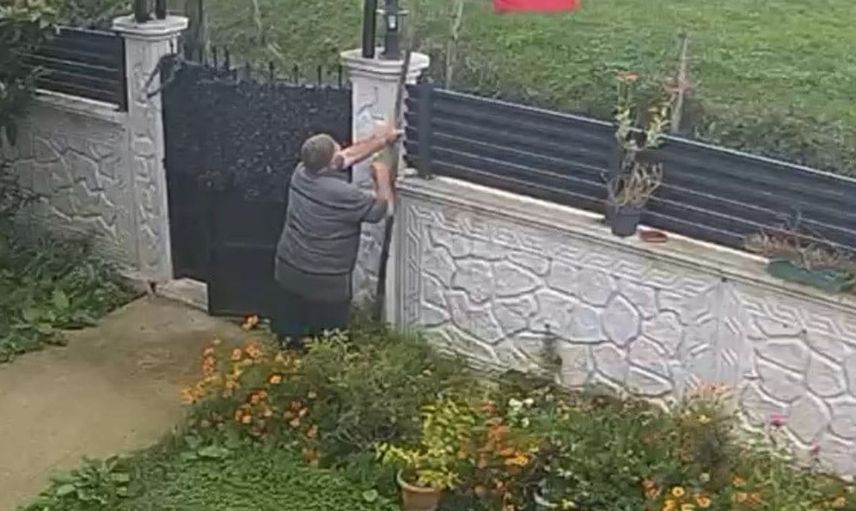 Yaşlı adam bayram coşkusunu kapısında yaşadı: Türk bayrağını gururla astı