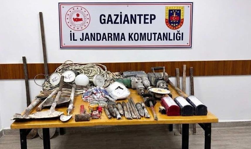 Define bulmak için kazı yapan 4 kişi ormanlık alanda suçüstü yakalandı