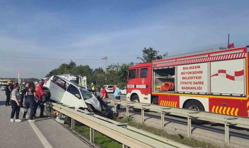 Balıkesir'de trafik kazası: otomobil bariyerlere çarptı, 2 kişi yaralandı
