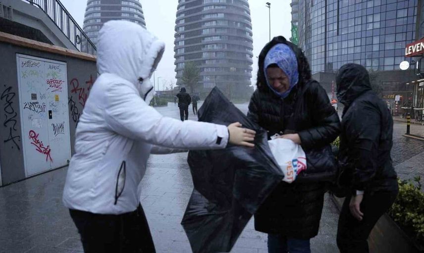 Şiddetli fırtına İstanbul sokaklarını etkisi altına aldı