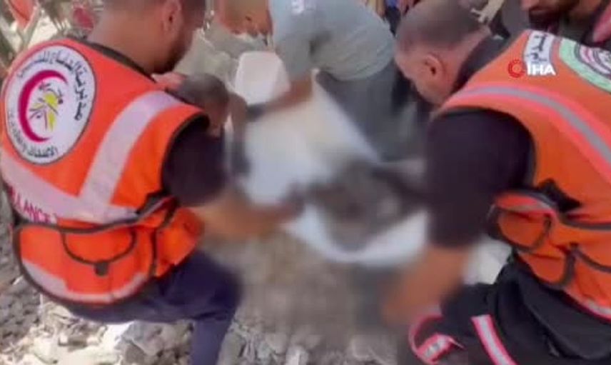Gazze'de yıkılan evin enkazından 28 kişinin naaşı çıkarıldı