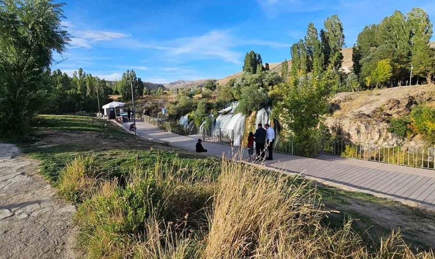 İranlı turistlerin ilgisini çeken doğa harikası: Muradiye Şelalesi