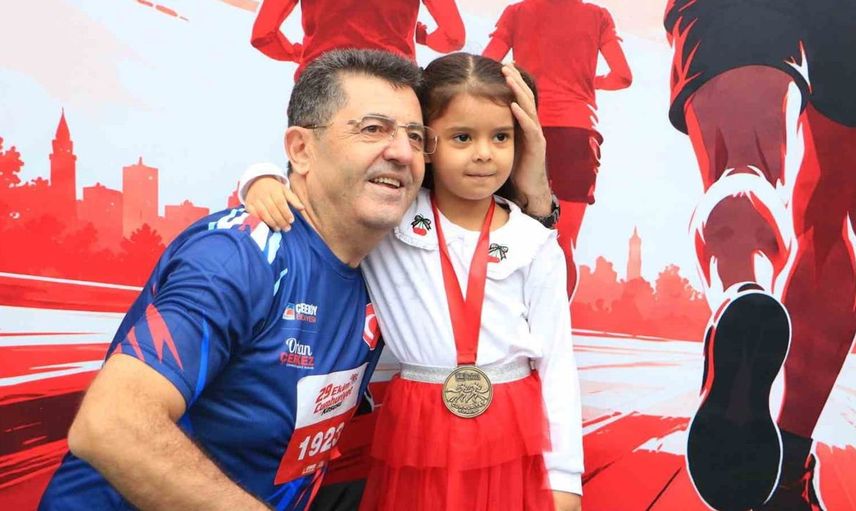 Çekmeköy'de Cumhuriyet coşkusu: 1221 kişi koşarak kutladı