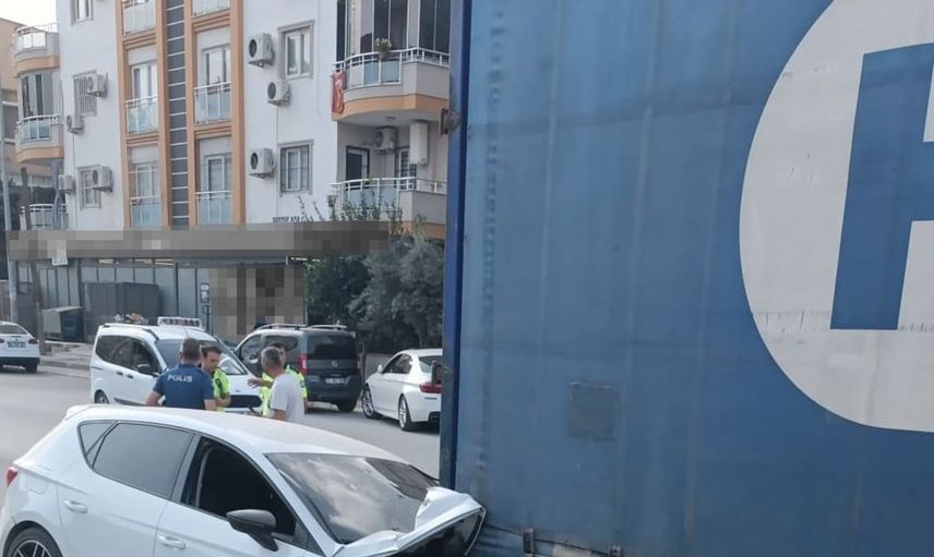 Tarsus'ta park halindeki tıra çarpan otomobilin sürücüsü yaralandı