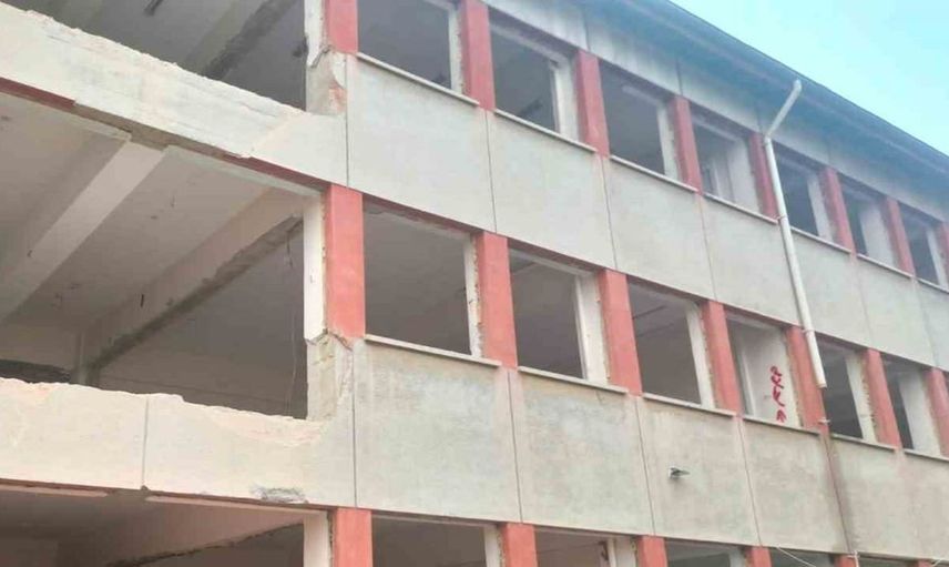 Çivril'deki tarihi okulda güçlendirme çalışmaları hızla devam ediyor
