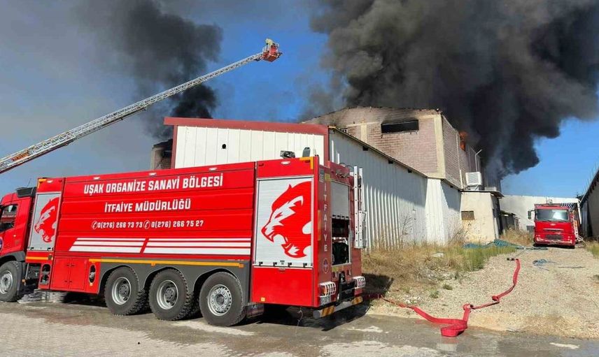 Uşak'taki tekstil fabrikasında yangın söndürüldü, soğutma çalışmaları sürüyor