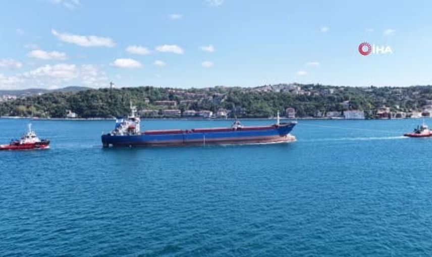 Karadeniz'deki saldırıda hasar gören gemi İstanbul Boğazı'ndan geçti