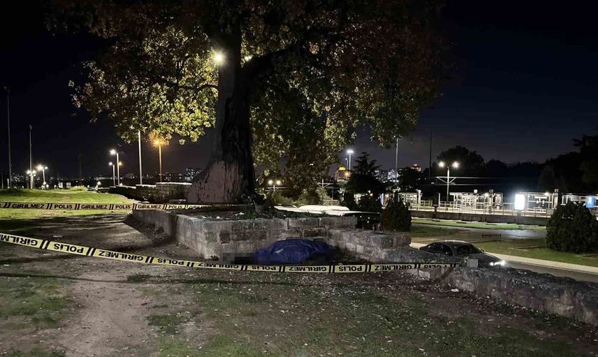 Zeytinburnu'nda tarihi surlar önünde erkek cesedi bulundu