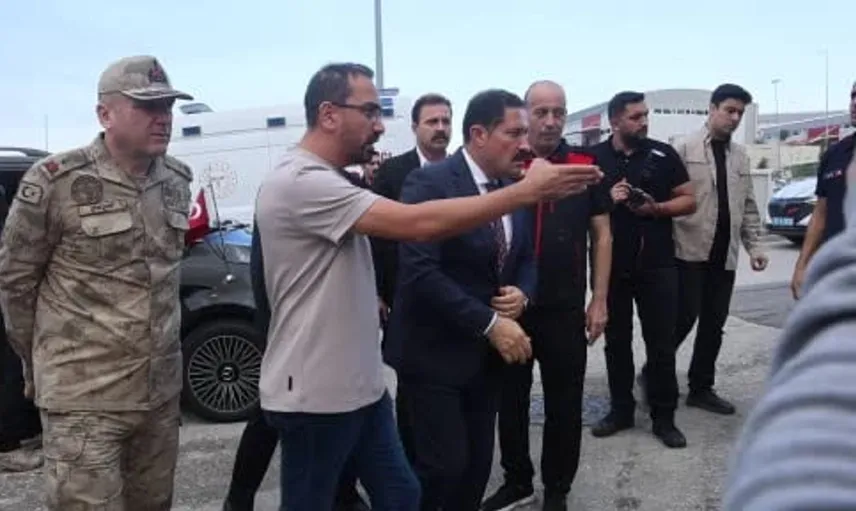 Hatay'daki mobilya fabrikasında çıkan yangın sonrası vali incelemede bulundu