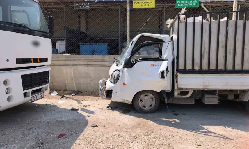 İnegöl'de kontrolden çıkan kamyonet, park halindeki kamyona çarptı: Sürücü ağır yaralı