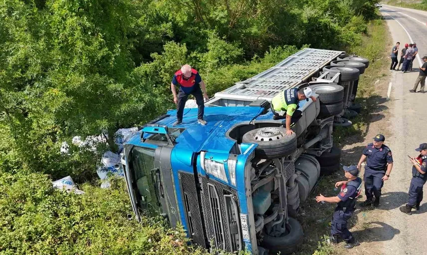 Sinop’ta un yüklü tır yan yatarak kaza yaptı: 3 kişi yaralandı