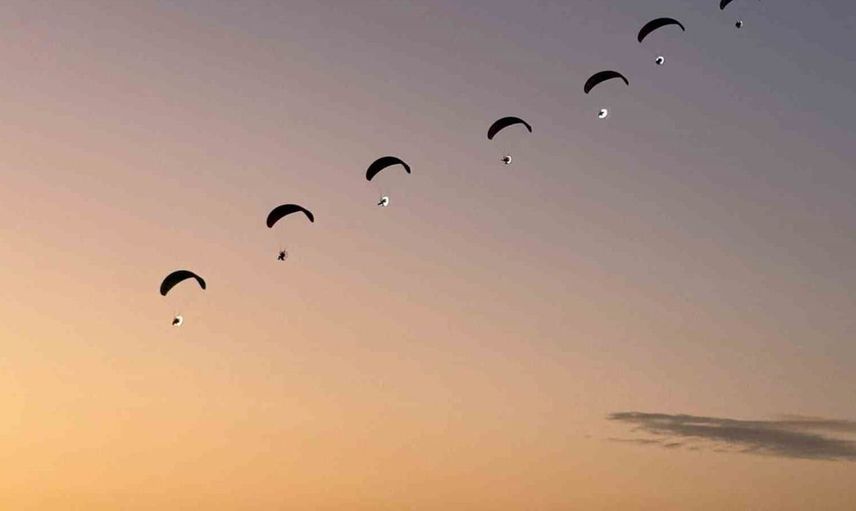 Fethiye'de hava oyunları festivalinde motorlu yamaç paraşütü ile görsel şölen