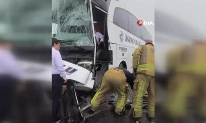 Arnavutköy'de yolcu otobüsü feci kaza geçirdi