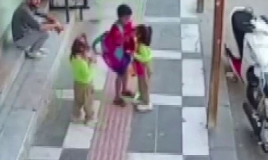 Şanlıurfa'da kardeş sevgisi örneği: Ağabey çantalarını taşıyor