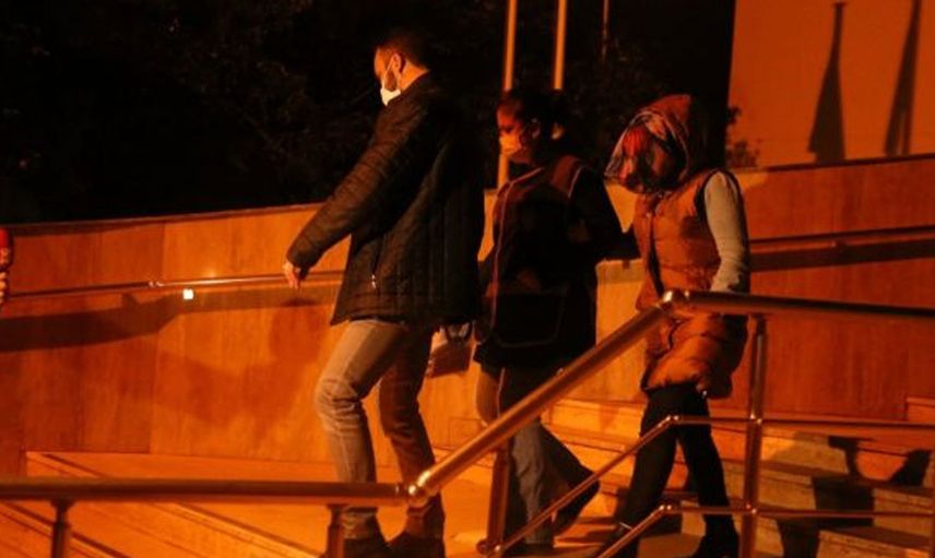 Dayakçı Anne Tahliye Olup Kızının Ayaklarına Kapandı