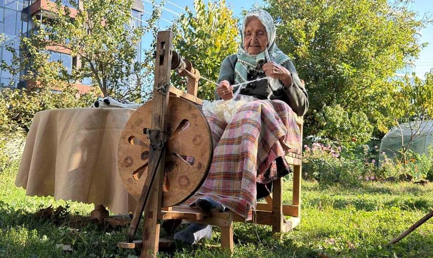 90 yaşında çıkrıkla geleneksel el sanatını sürdürüyor