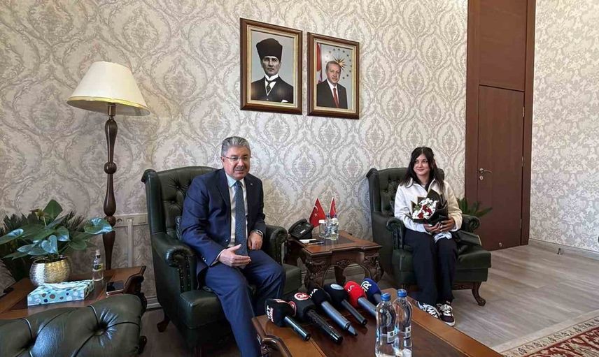 Eskişehirli kurye bayrağa duyduğu saygıyla örnek oldu