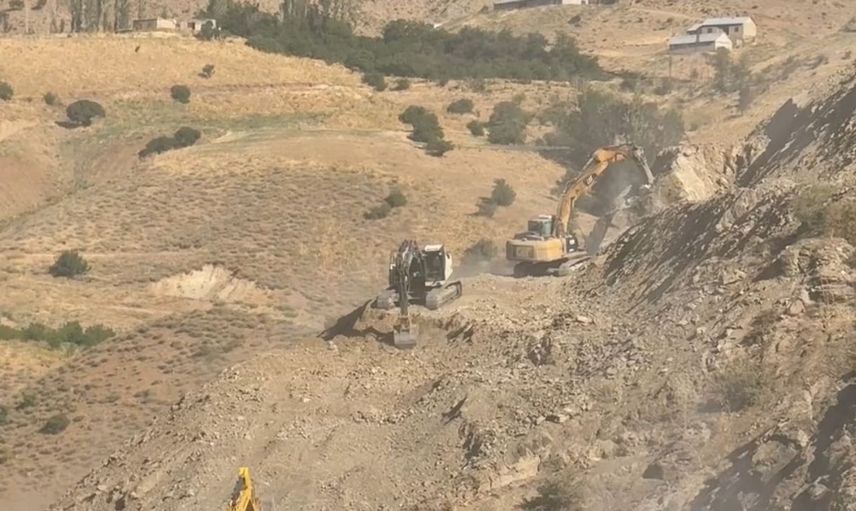 Yüksekova-Van karayolunda yol genişletme çalışmaları nedeniyle uzun araç kuyruğu