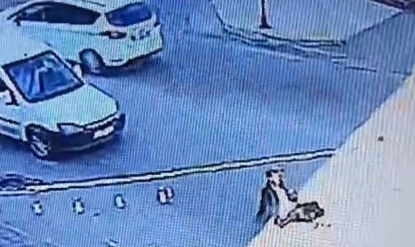 Seyir halindeki aracı kaçırmak için seyirci rolü yaptı: Adamın kurnaz planı ifşa oldu