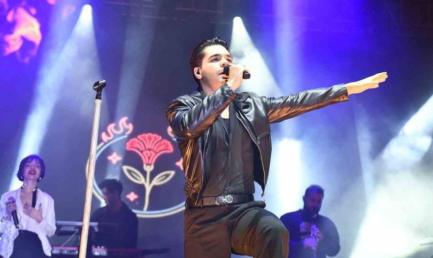 Cumhuriyet Bayramı'nda coşku dorukta: Balıkesir'de Emir Can İğrek rüzgarı