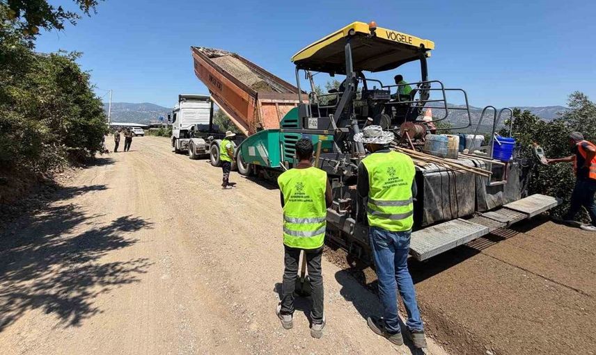 Aydın Büyükşehir Belediyesi’nin yol çalışmaları 17 ilçede eş zamanlı devam ediyor