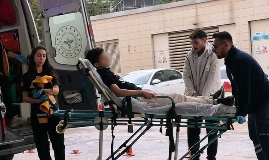 Bursa'da duvardan atlamaya çalışırken yaralandı: 13 yaşındaki çocuğun karnına tel saplandı