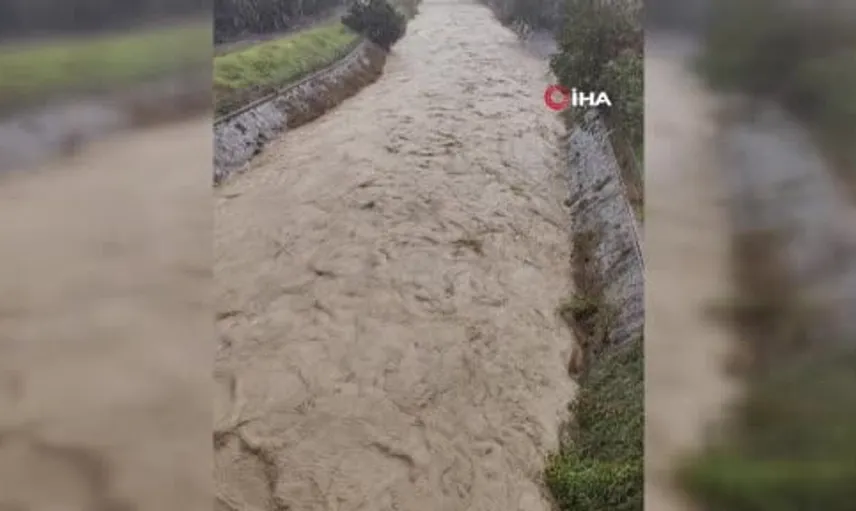 İstanbul Atakent'te sağanak yağış sonrası su seviyesi kritik seviyeye ulaştı