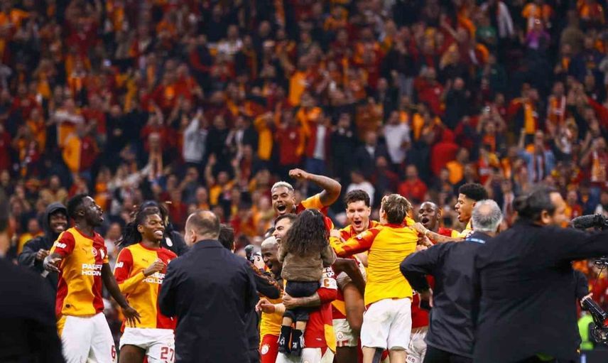 Galatasaraylı futbolcular fenerbahçe derbisi galibiyetini taraftarla coşkuyla kutladı
