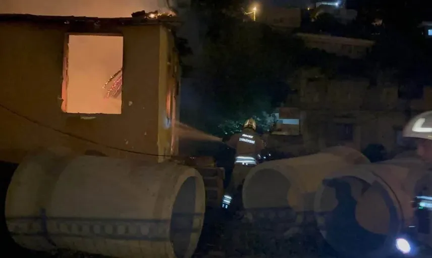 İskenderun'da metruk bina yangını itfaiye ekipleri sayesinde kontrol altına alındı
