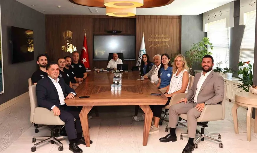 Başkan özdemir, milli voleybolcuları tebrik etti