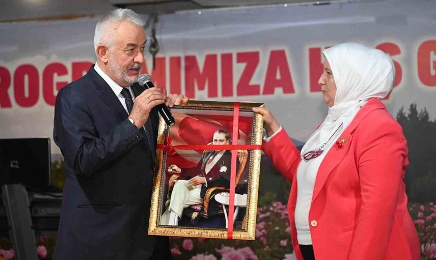Isparta belediye başkanı, Cumhuriyet coşkusunu personeliyle paylaştı