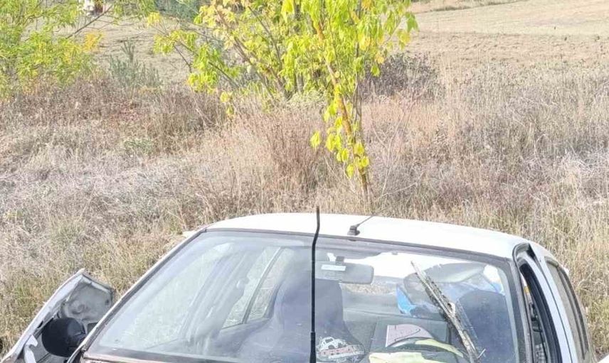 Kastamonu'da elektrik direğine çarpan otomobilin sürücüsü ve yolcusu yaralandı