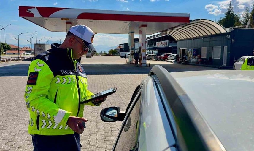 Bolvadin'de jandarma ekipleri trafik güvenliğini artırmak için denetimleri sıklaştırdı