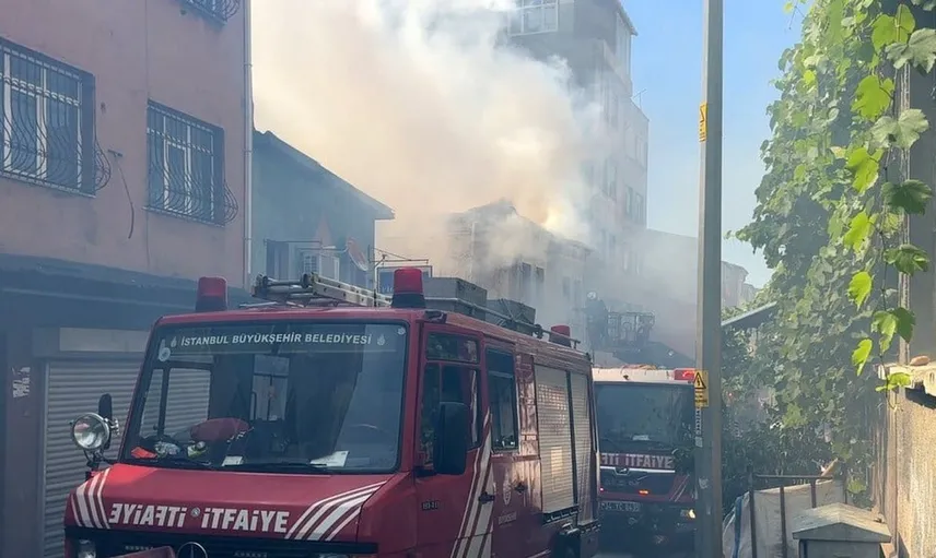 Beyoğlu'nda iş yerinde yangın: İtfaiye hızlı müdahale ile söndürdü