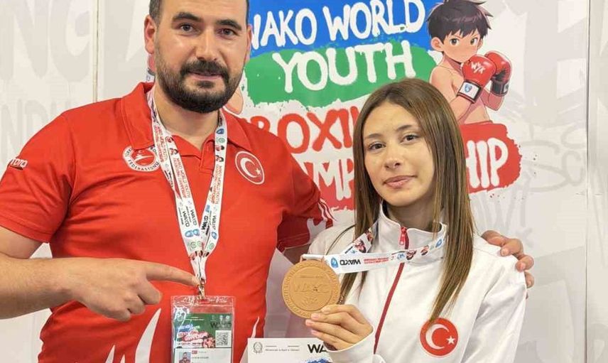 Bursalı genç yıldız Aslı Salım, dünya üçüncüsü olarak döndü