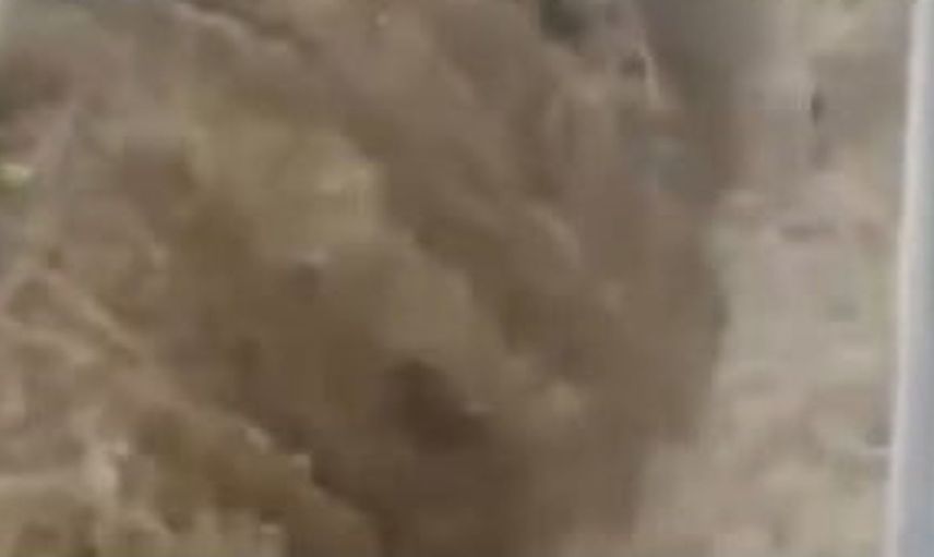 Sarıyer'de sağanak yağmur sonrası yollar adeta göle döndü