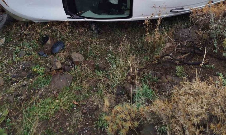 Yağış sonrası kaygan yolda takla atan araçta iki kişi yaralandı