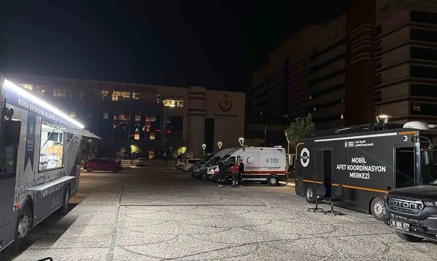 Akhisar'da meydana gelen trafik kazasında Bursa Büyükşehir Belediyesi destek sağlıyor