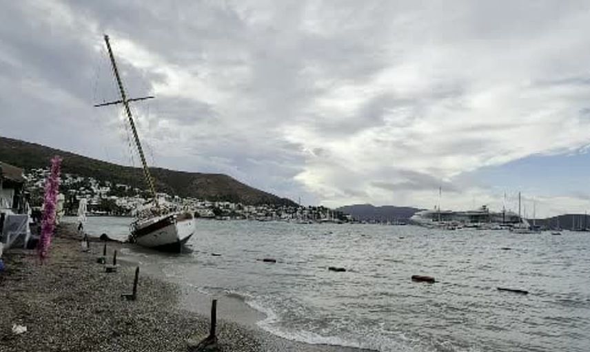 Bodrum'da sağanak yağış yelkenliye zarar verdi: 2,5 milyon TL'lik tekne karaya oturdu