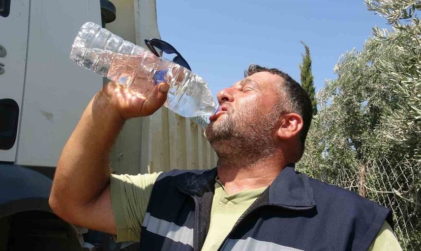 Asfalt işçileri kavurucu sıcakta yeniden inşa ediyor: Sıcaklık 40 dereceyi buldu
