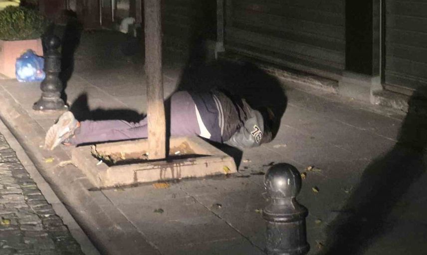 Alkolün etkisiyle bayılan şahıs sokakta panik yarattı