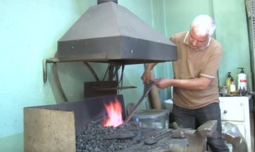 Kavurucu sıcaklarda bıçak üretimine devam eden ustanın hikayesi
