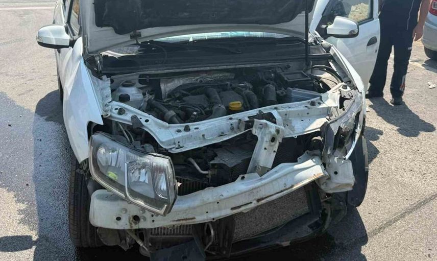Kula'da kavşakta otomobiller çarpıştı: 1 yaralı