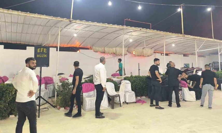 Hatay'da düğünde yangın çıkarken davetliler halaya devam etti