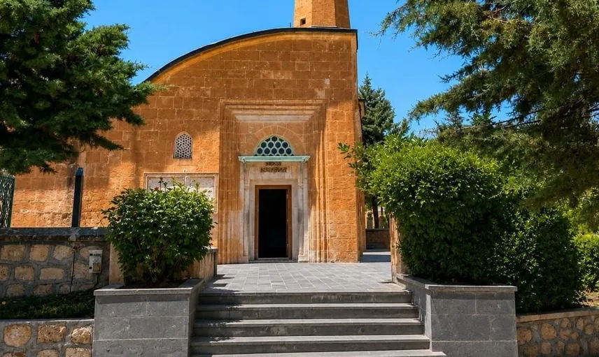 Tillo'daki tarihi türbe tadilatın ardından kapılarını açtı